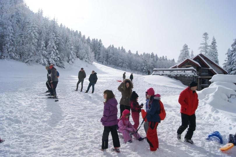 Skijalište Oštrelj pod snježnim pokrivačem okruženo gustim šumama i planinskim vrhovima.