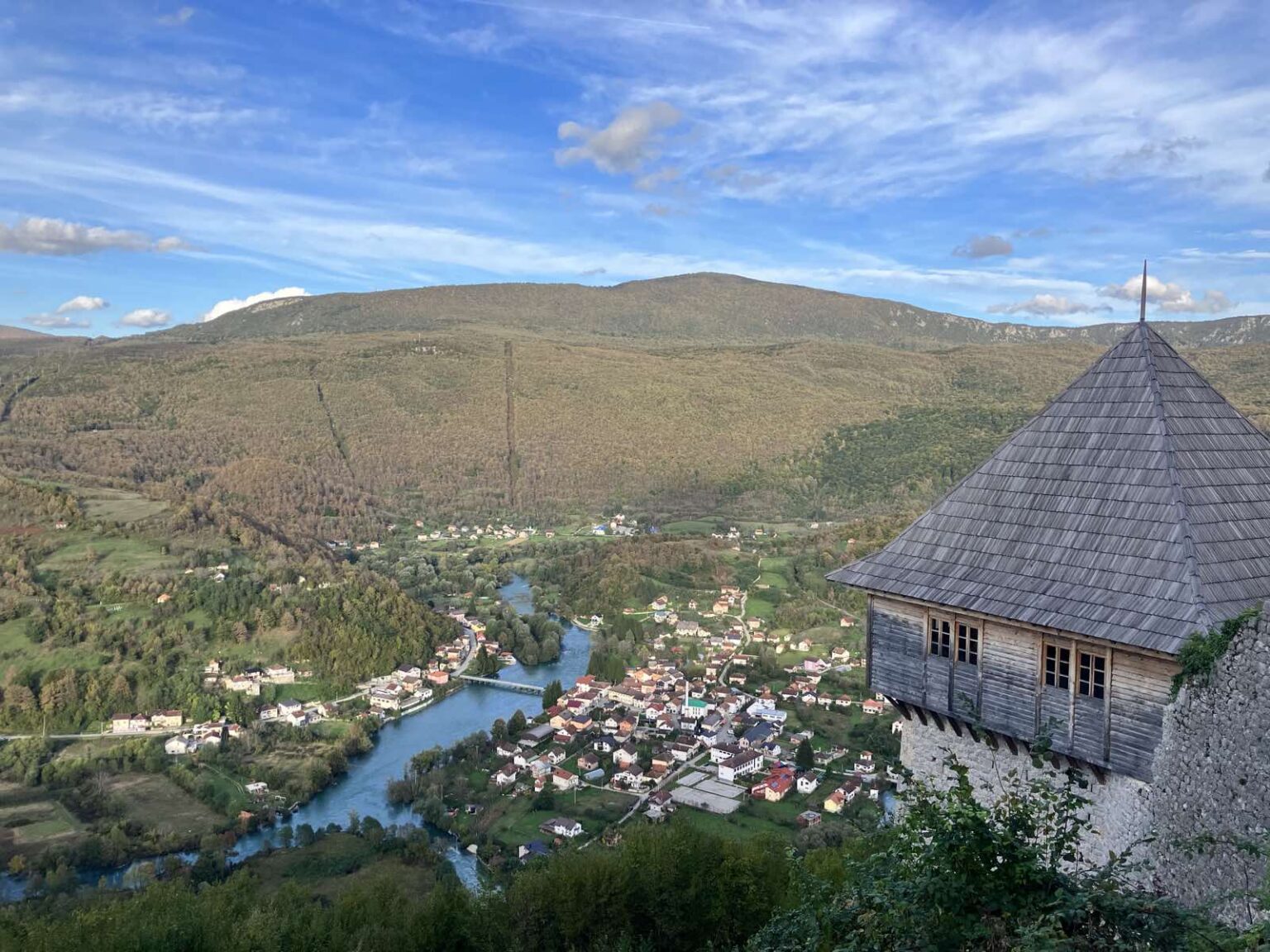 Ostaci Starog Grada Ostrovica iznad Kulen Vakufe, okruženi prirodnim ljepotama Une i zelenih dolina.