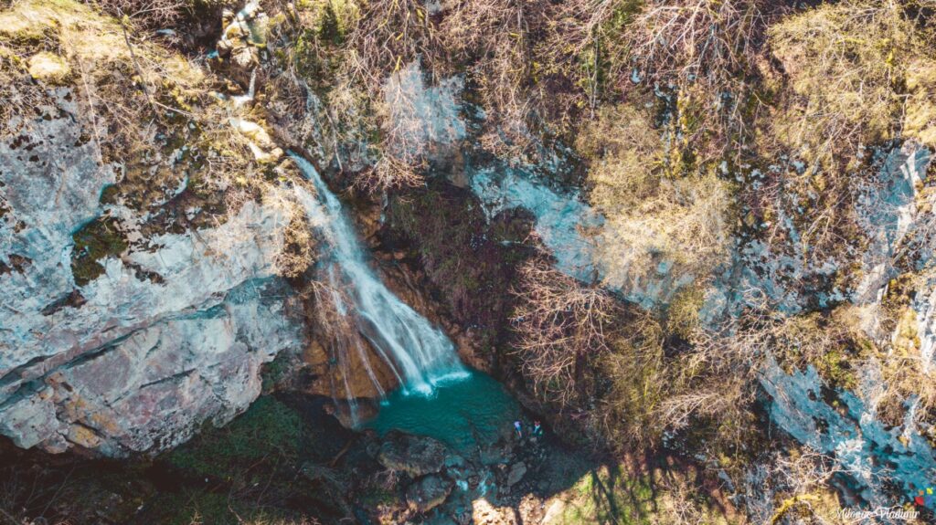 Vodopad Skakavac kod Kotor Varoša, smješten u zelenilu i netaknutoj prirodi.