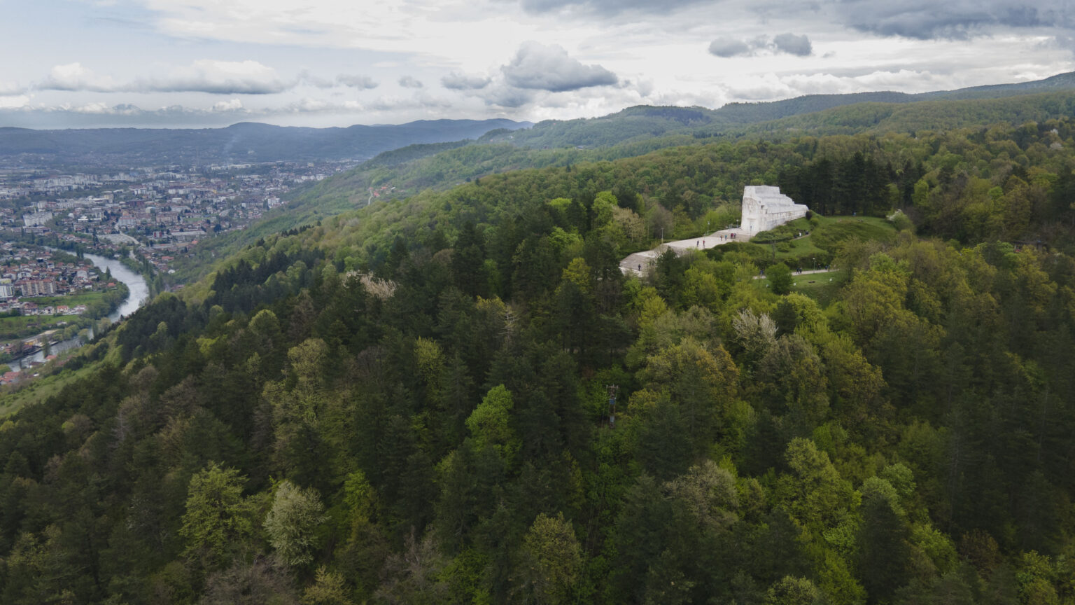 Pogled na Banj Brdo i spomenik na vrhu sa panoramom Banja Luke u pozadini.