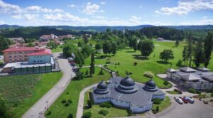 Aerodromska perspektiva Banje Slatina, okružena zelenim parkom i zgradama za relaksaciju.