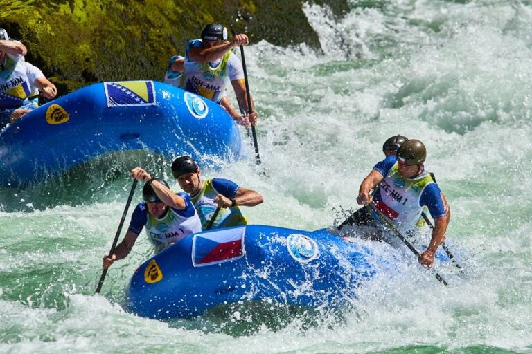 Takmičarski timovi u raftingu na rijeci Vrbas tokom Svjetskog prvenstva u Banjoj Luci, Bosna i Hercegovina, dok prolaze kroz brzake u borbi za medalje.