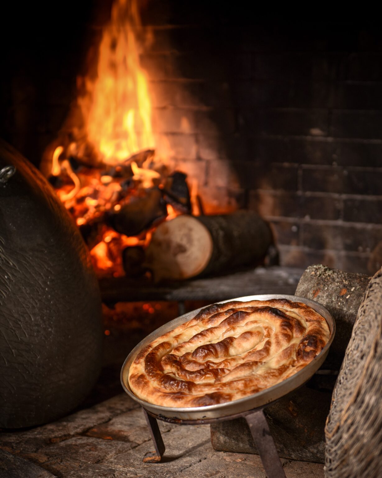 Bosanski burek, pita s mesom u obliku zvrka, tradicionalno poslužen u tepsiji s jogurtom – simbol kulinarske kulture Bosne i Hercegovine.