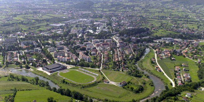 Centar Teslića s rijekom Usorom i zelenim okruženjem, idealno mjesto za odmor i rekreaciju.