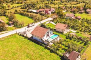 Panoramski pogled na kuću s bazenom smještenu u zelenom ruralnom području naselja Ćukovi u blizini Bihaća, Bosna i Hercegovina.