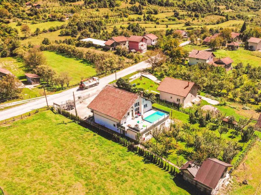 Panoramski pogled na kuću s bazenom smještenu u zelenom ruralnom području naselja Ćukovi u blizini Bihaća, Bosna i Hercegovina.