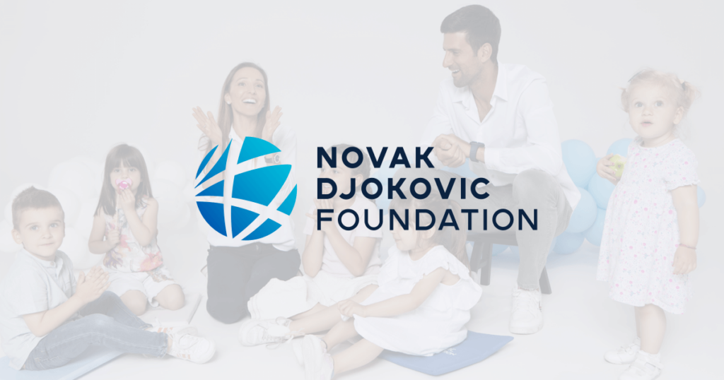 Logo Novak Đoković Fondacije sa Novakom Đokovićem i djecom u pozadini.