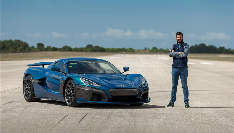 Mate Rimac stoji pored električnog hiperautomobila Rimac Nevera, simbolizujući spoj inovacija, održive tehnologije i budućnosti mobilnosti.