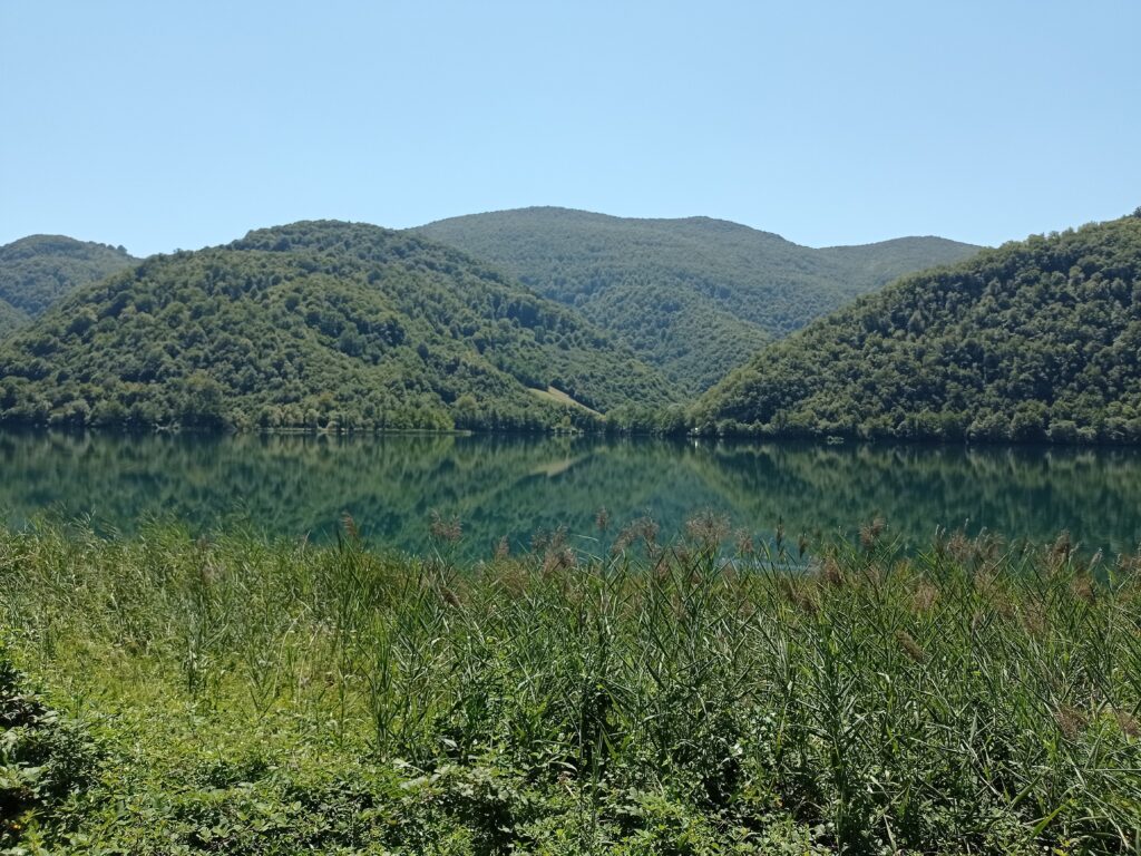 Prekrasno jezero u Bosni i Hercegovini uz vodič GPT Krajišnik – vaš AI asistent za avanture