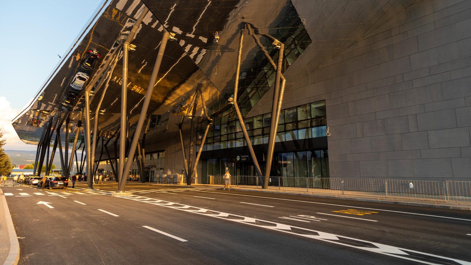 Sarajevo Airport (SJJ) – Glavni terminal i dolazna zona, dostupni letovi, transferi i rent-a-car opcije.