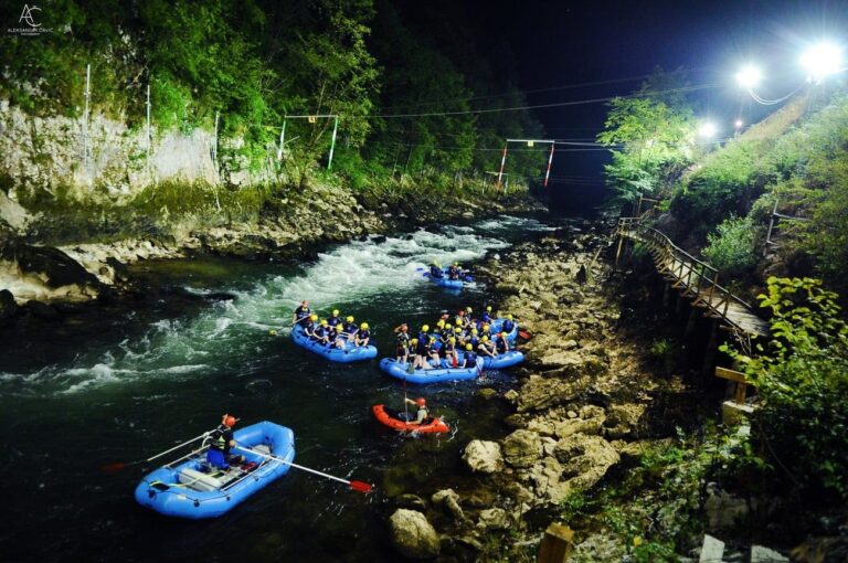 Noćni rafting avanturisti na rijeci Vrbas u kanjonu Tijesno pod reflektorima