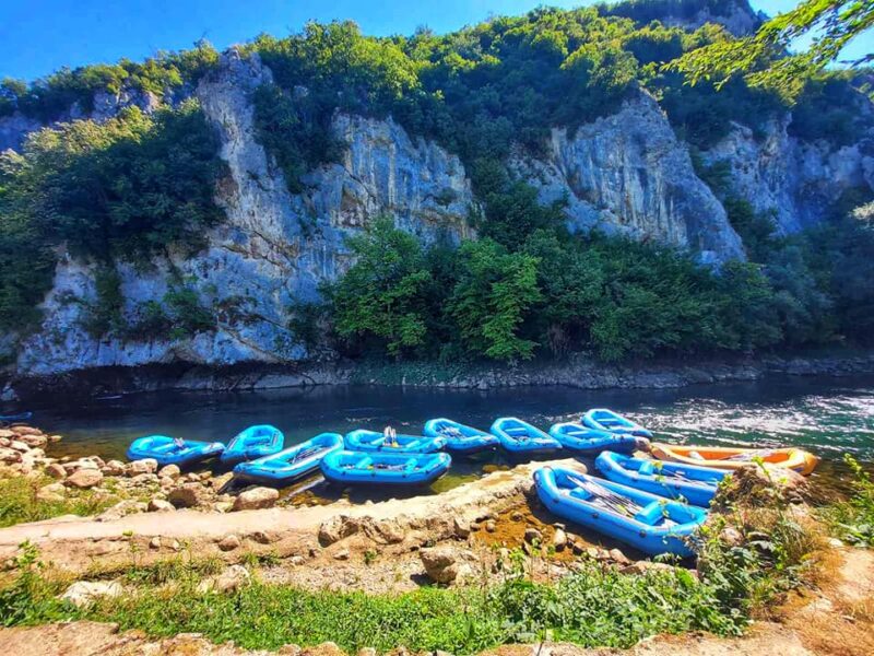 Rafting čamci spremni za polazak na rijeci Vrbas ispod strmih stijena