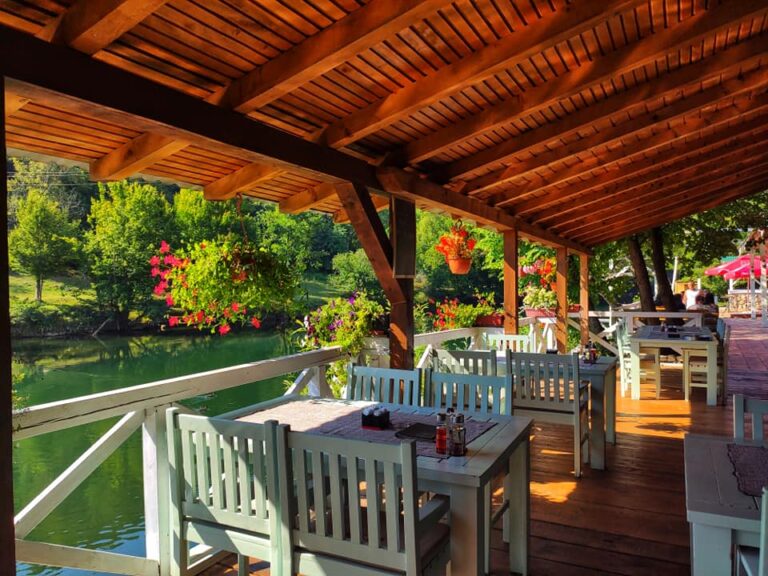 Ljetna terasa restorana uz rijeku Vrbas u prirodnom ambijentu Rafting centra Kanjon