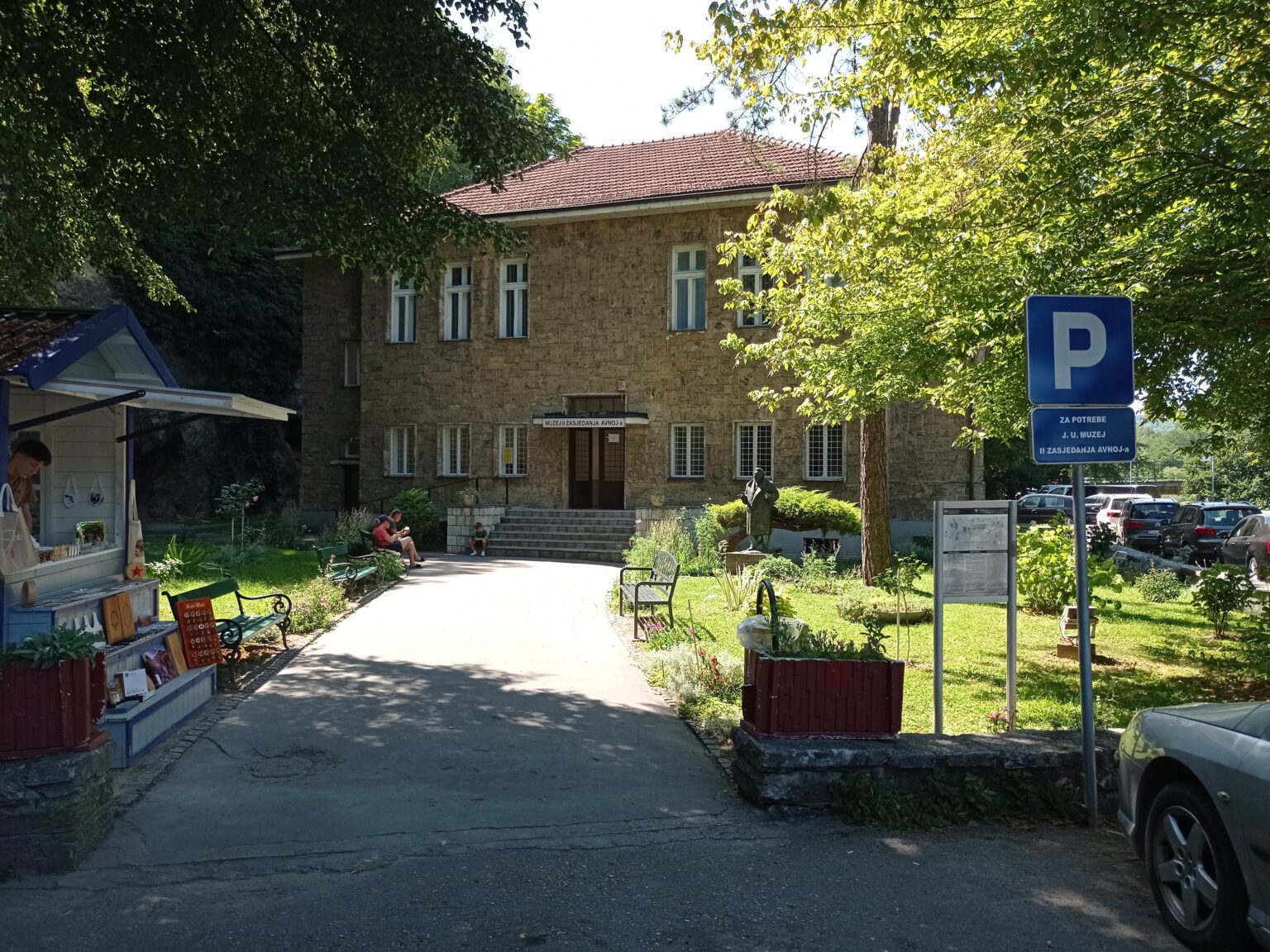 Muzej AVNOJ-a Jajce – istorijska zgrada u zelenilu