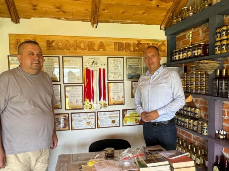Selim Ibrišević i gost ispred zida punog medalja i priznanja u api komori u Bosanskom Petrovcu
