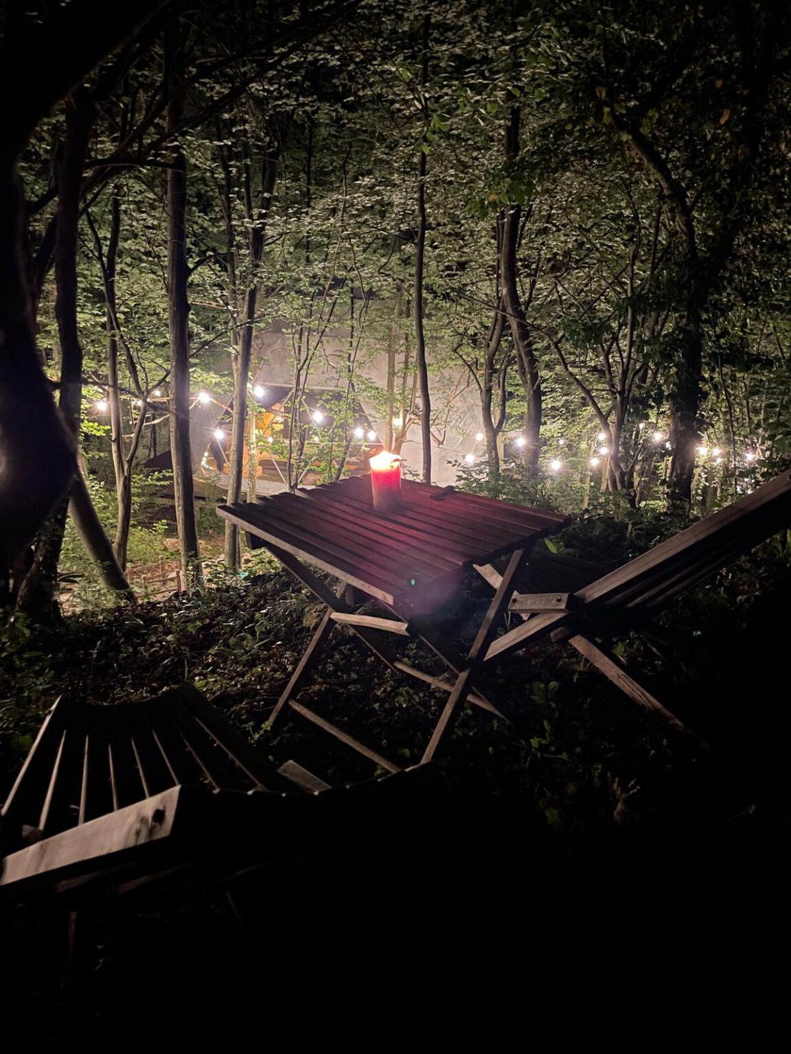 Romantična večer u Glamping Zen kupoli, osvijetljena lampicama u šumi