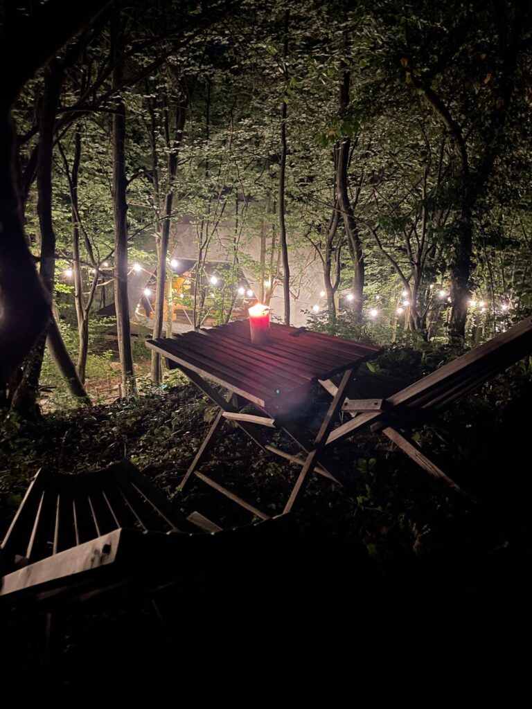 Romantična večer u Glamping Zen kupoli, osvijetljena lampicama u šumi
